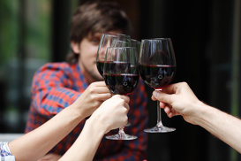 Un pahar de vin sau bere pe zi reduce riscul unui deces precoce, potrivit unui nou studiu